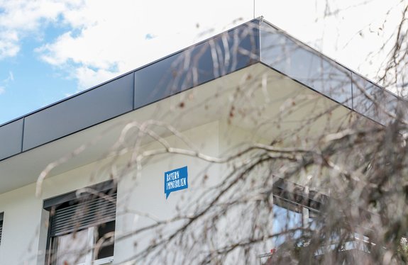 Tiroler Immobilien Schild auf Gebäude | © Roland Defrancesco